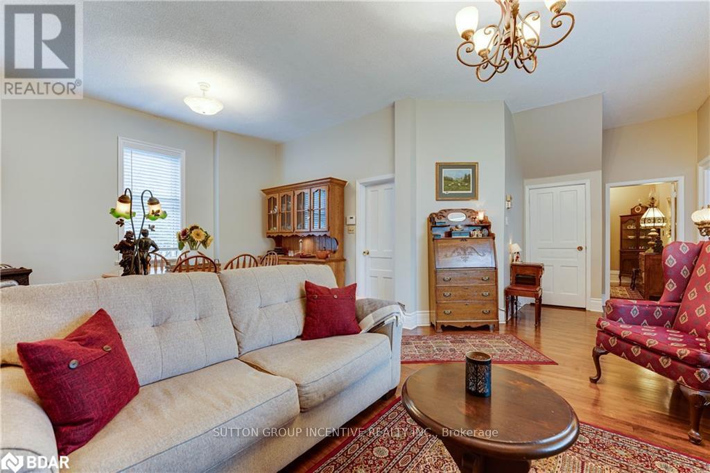 22 Queen Street, Innisfil, Ontario  L0L 1L0 - Photo 8 - N12468816