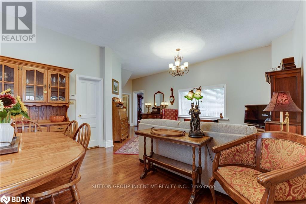 22 Queen Street, Innisfil, Ontario  L0L 1L0 - Photo 9 - N12468816