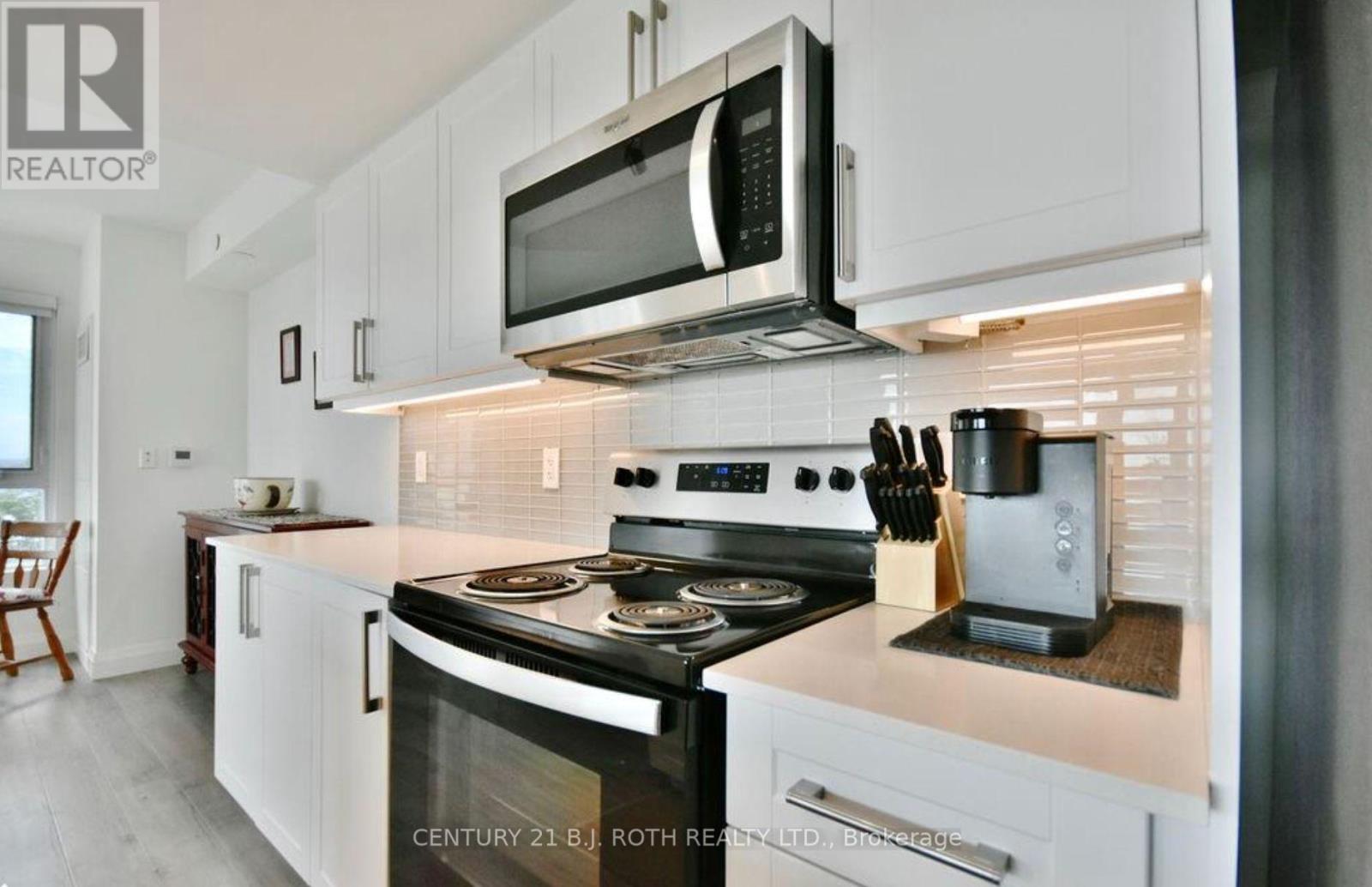 818 - 58 Lakeside Terrace, Barrie (Little Lake), Ontario  L4M 0L5 - Photo 6 - S12468758