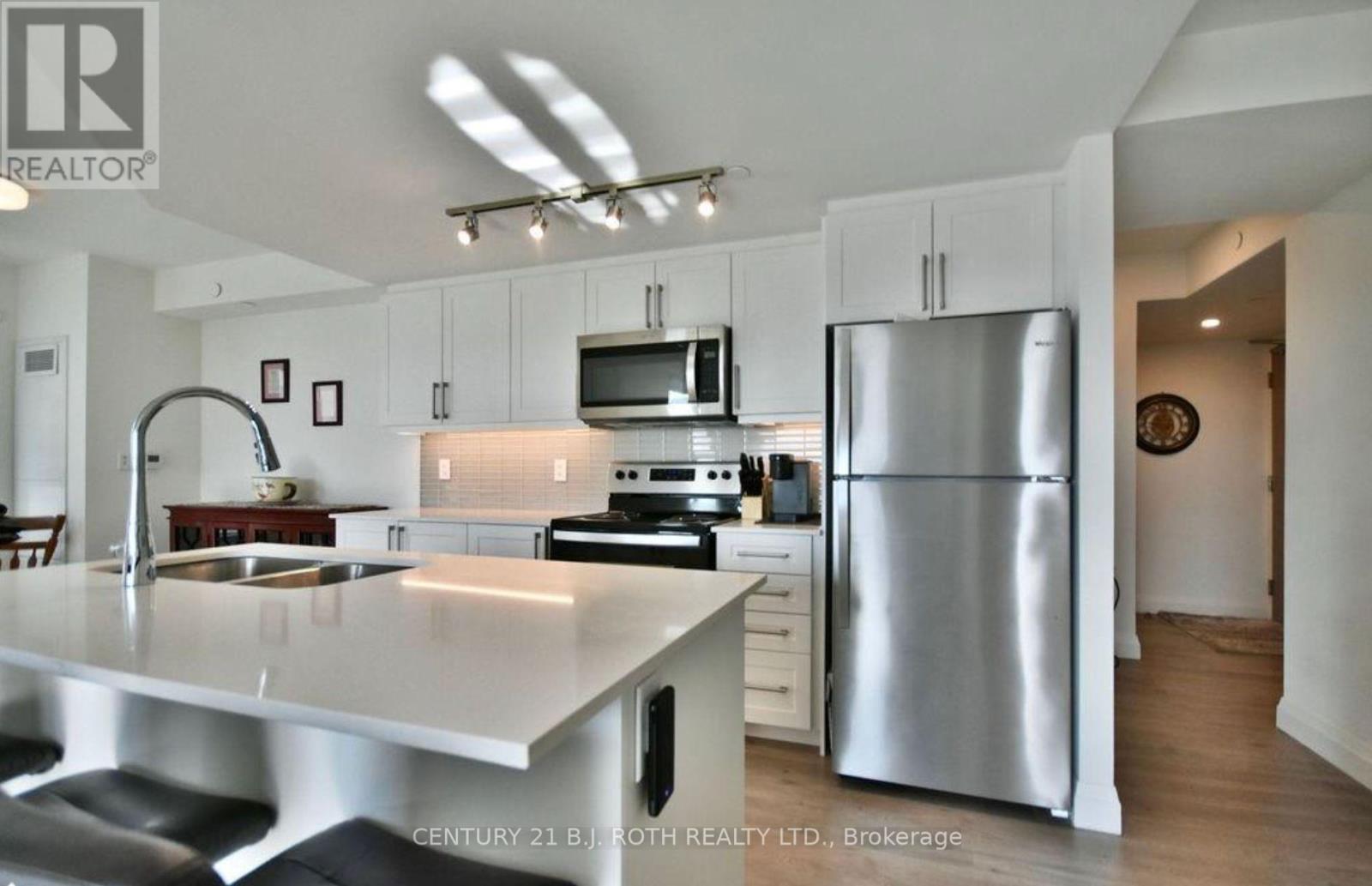 818 - 58 Lakeside Terrace, Barrie (Little Lake), Ontario  L4M 0L5 - Photo 7 - S12468758