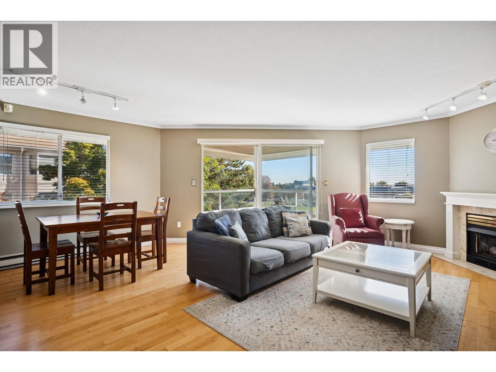 304 5350 VICTORY STREET, Burnaby, British Columbia