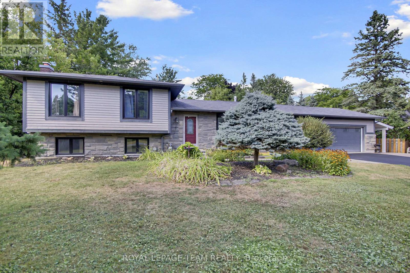 1079 Christopher Drive, Ottawa, Ontario  K4M 1J2 - Photo 3 - X12468852