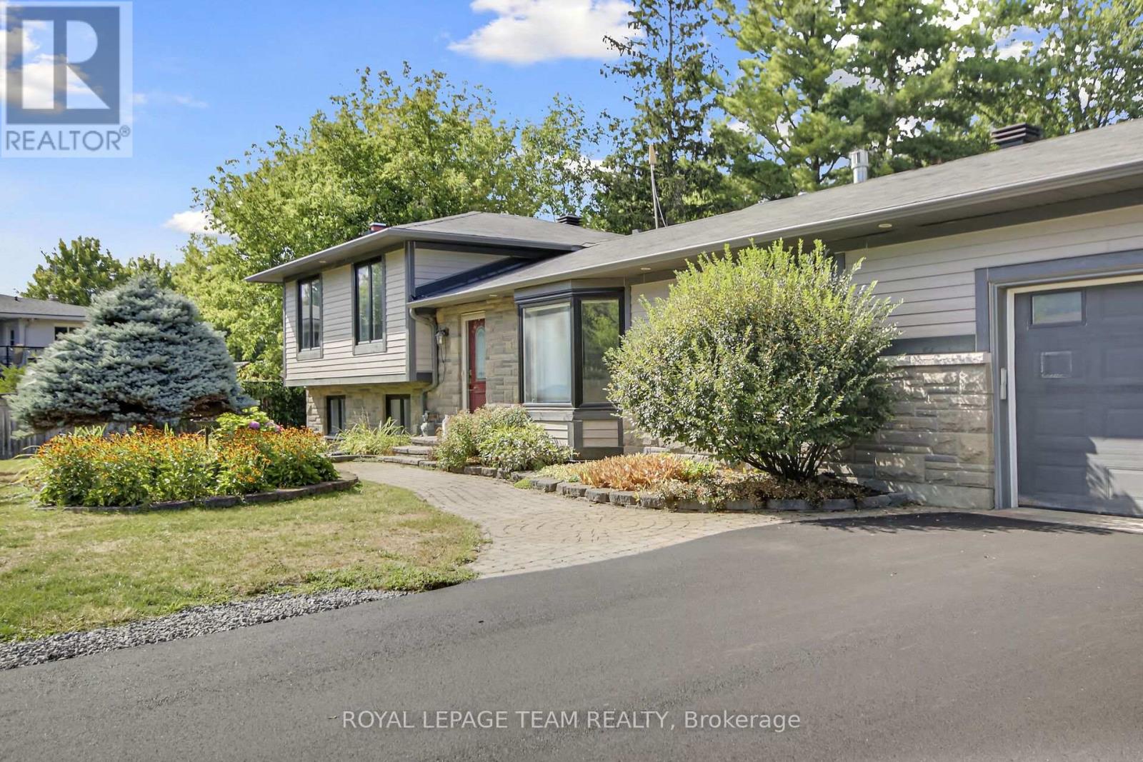 1079 Christopher Drive, Ottawa, Ontario  K4M 1J2 - Photo 4 - X12468852
