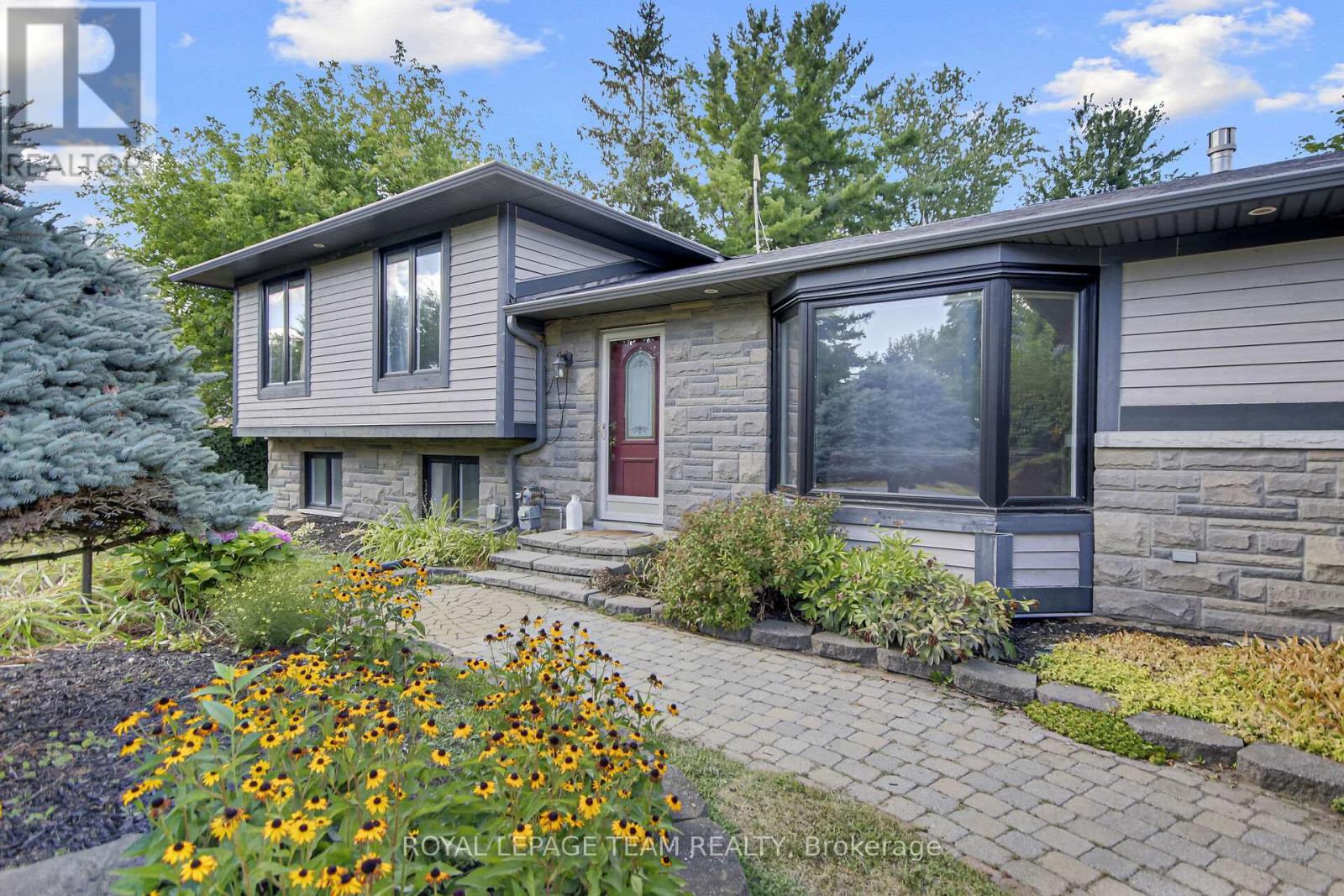 1079 Christopher Drive, Ottawa, Ontario  K4M 1J2 - Photo 5 - X12468852