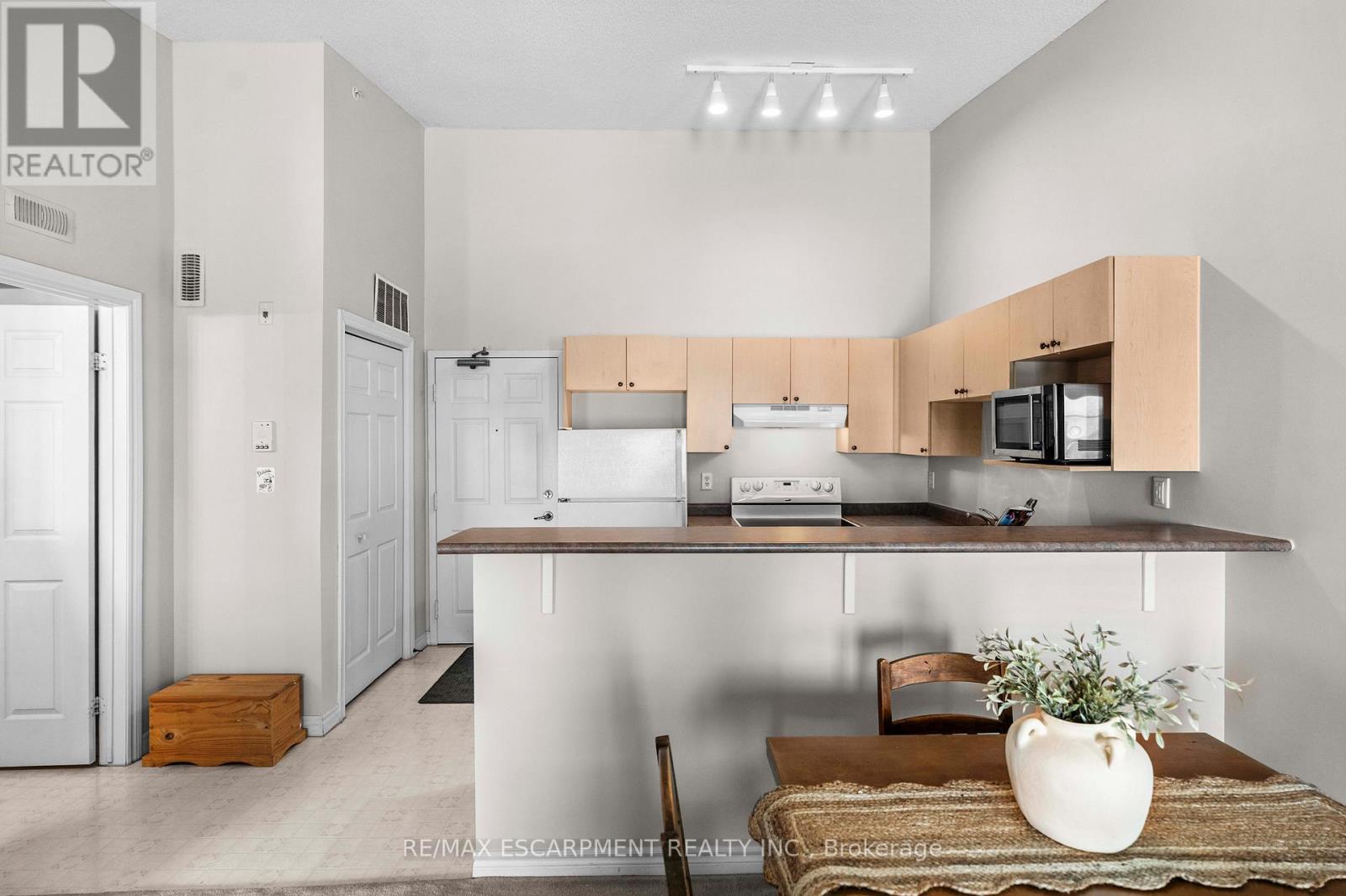 409 - 1411 Walkers Line, Burlington, Ontario  L7M 4P5 - Photo 4 - W12468724