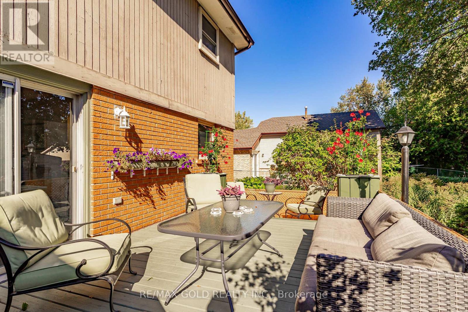74 Lorraine Crescent, Brampton, Ontario  L6S 2R7 - Photo 12 - W12468731