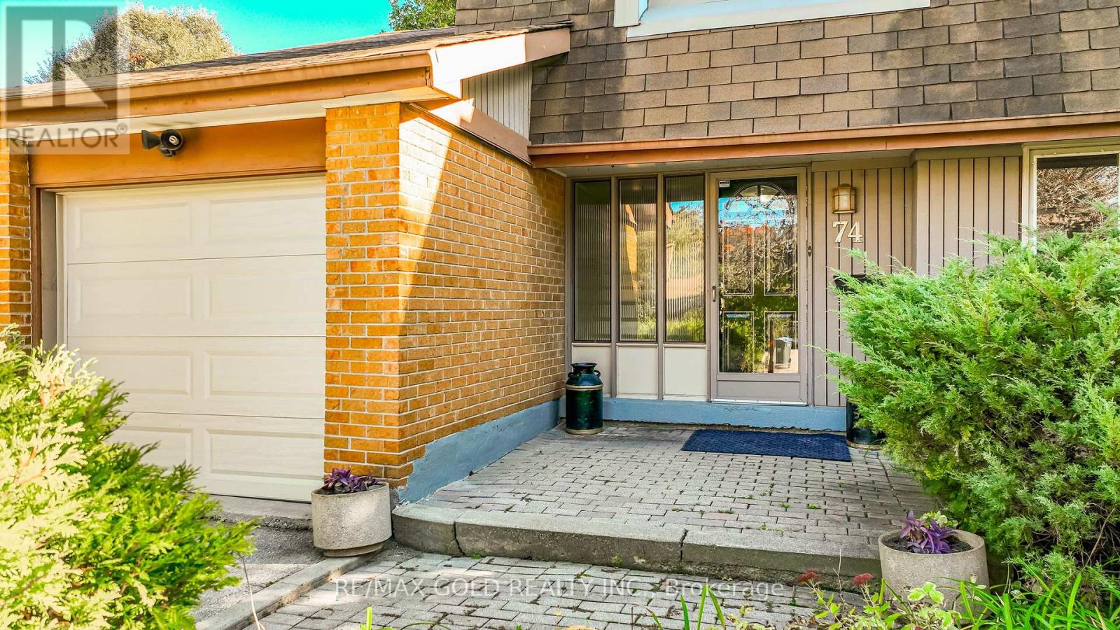74 Lorraine Crescent, Brampton, Ontario  L6S 2R7 - Photo 3 - W12468731