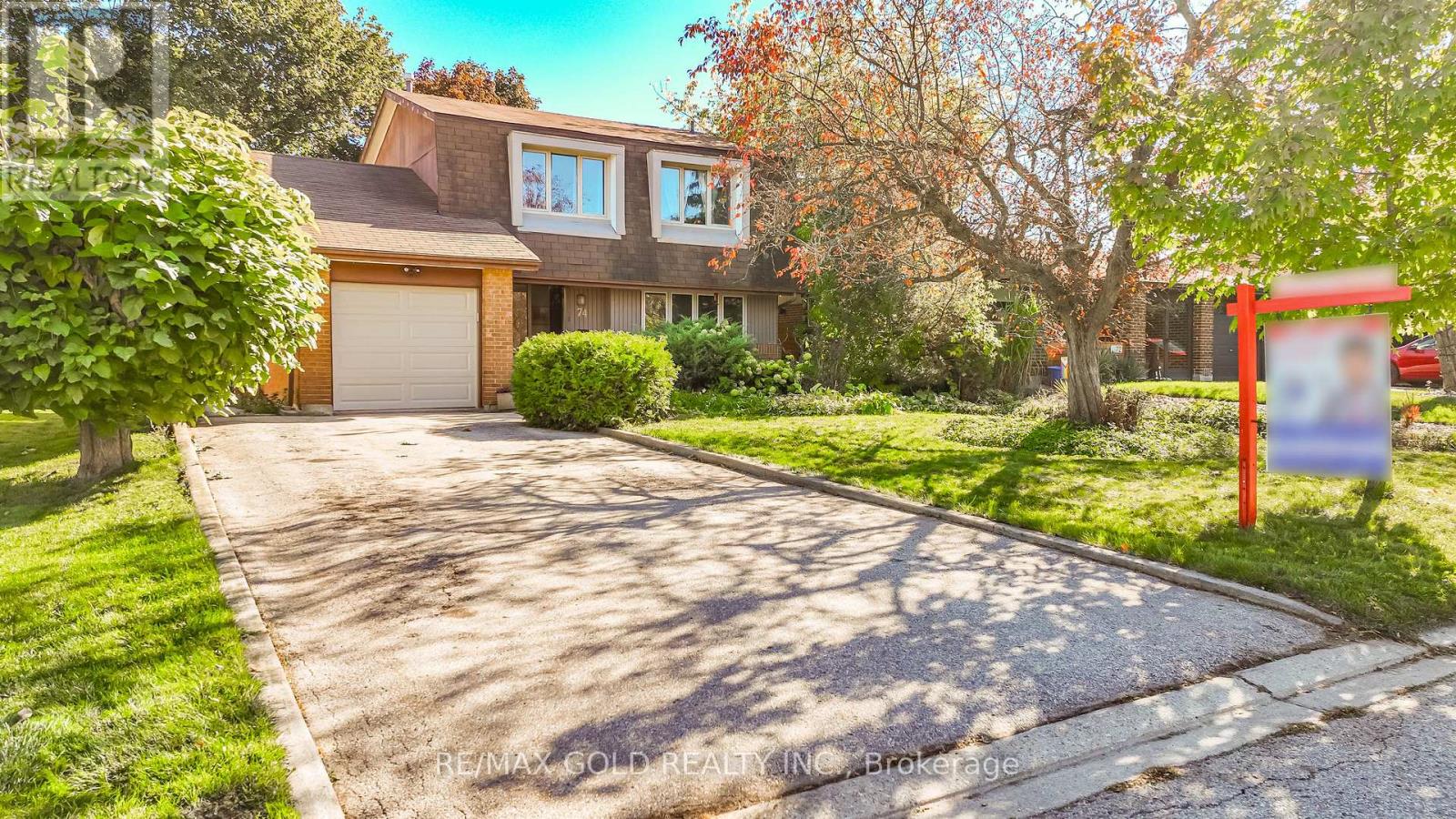74 Lorraine Crescent, Brampton, Ontario  L6S 2R7 - Photo 4 - W12468731