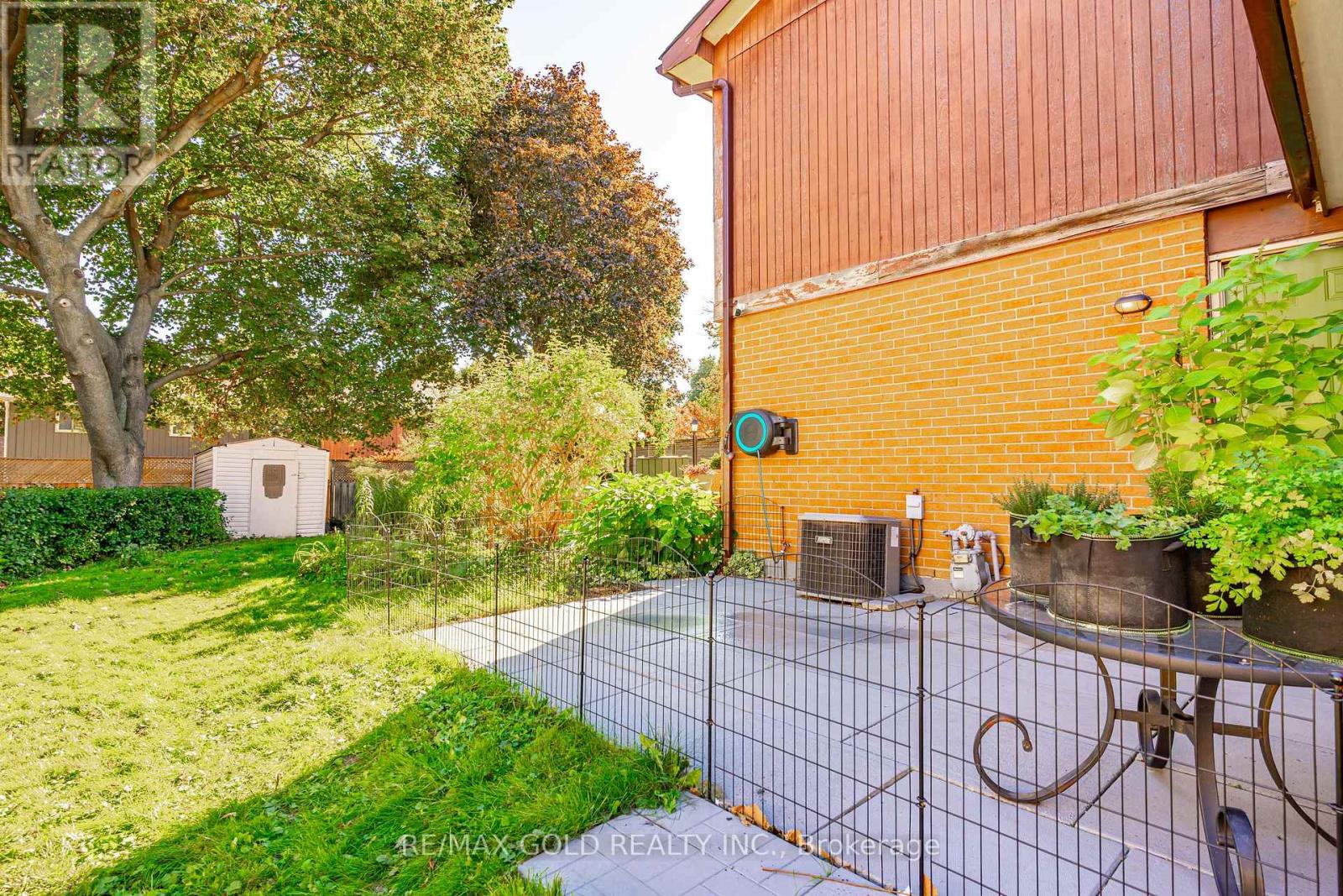 74 Lorraine Crescent, Brampton, Ontario  L6S 2R7 - Photo 8 - W12468731