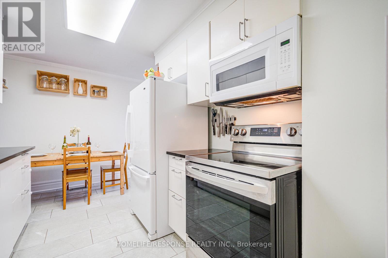 21 Dawson Crescent, Brampton, Ontario  L6V 3M5 - Photo 6 - W12468783