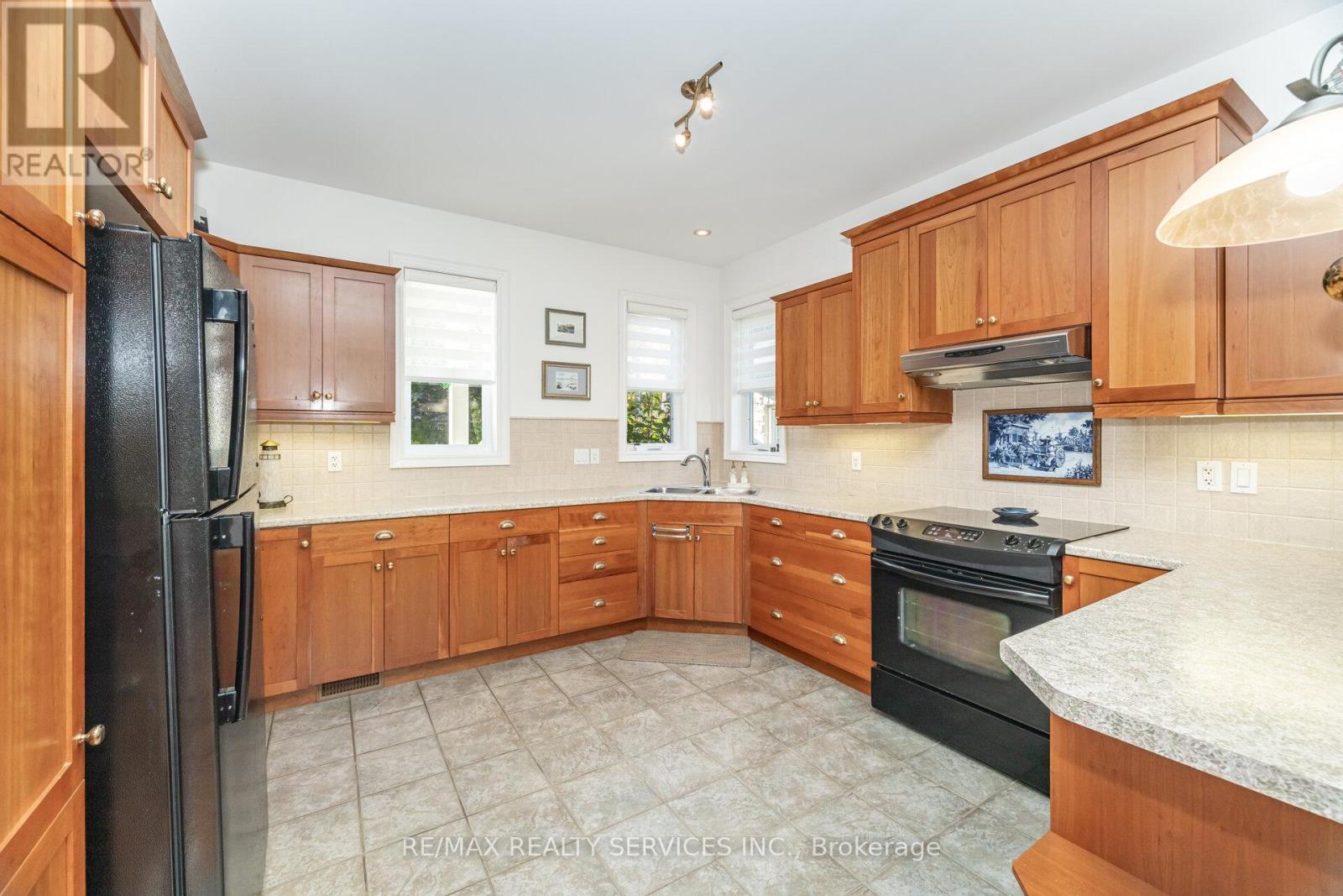 24 Putney Road, Caledon, Ontario  L7C 1R4 - Photo 4 - W12468820