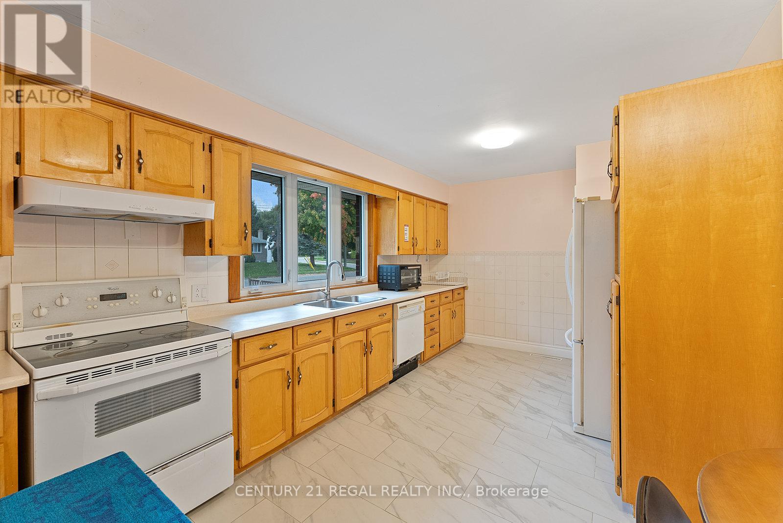 21 Louisa Drive, Guelph, Ontario  N1E 4T4 - Photo 5 - X12468696