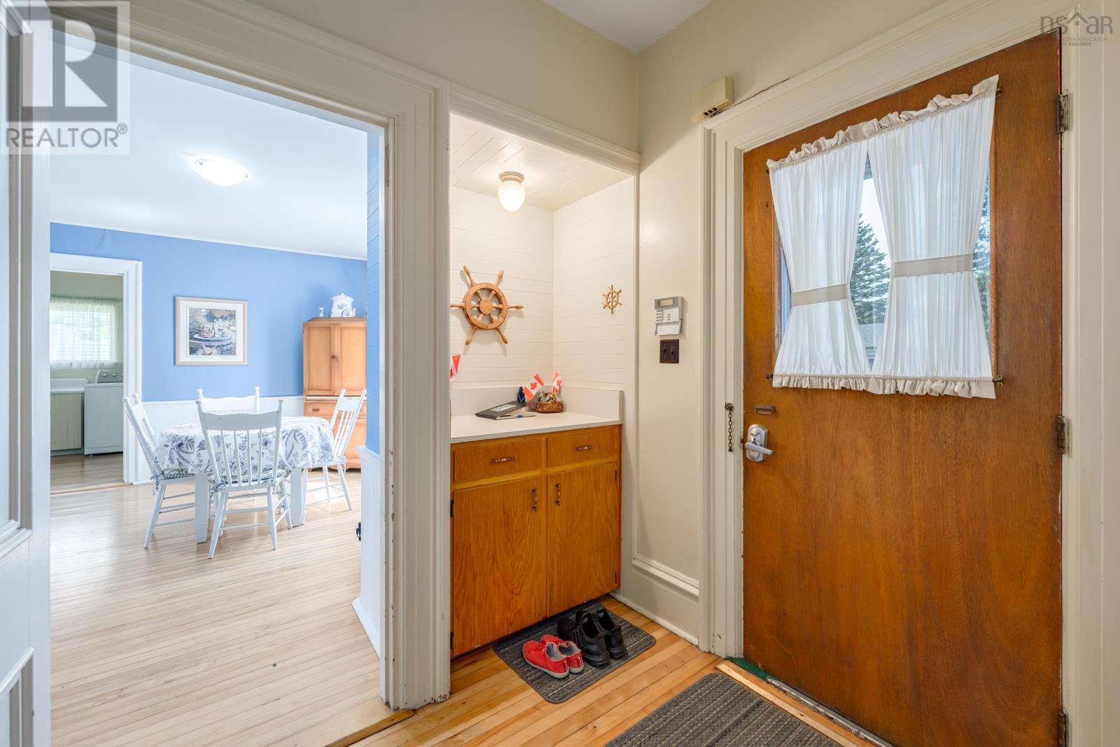 42 Queen Street, Yarmouth, Nova Scotia  B5A 3Y5 - Photo 2 - 202516663