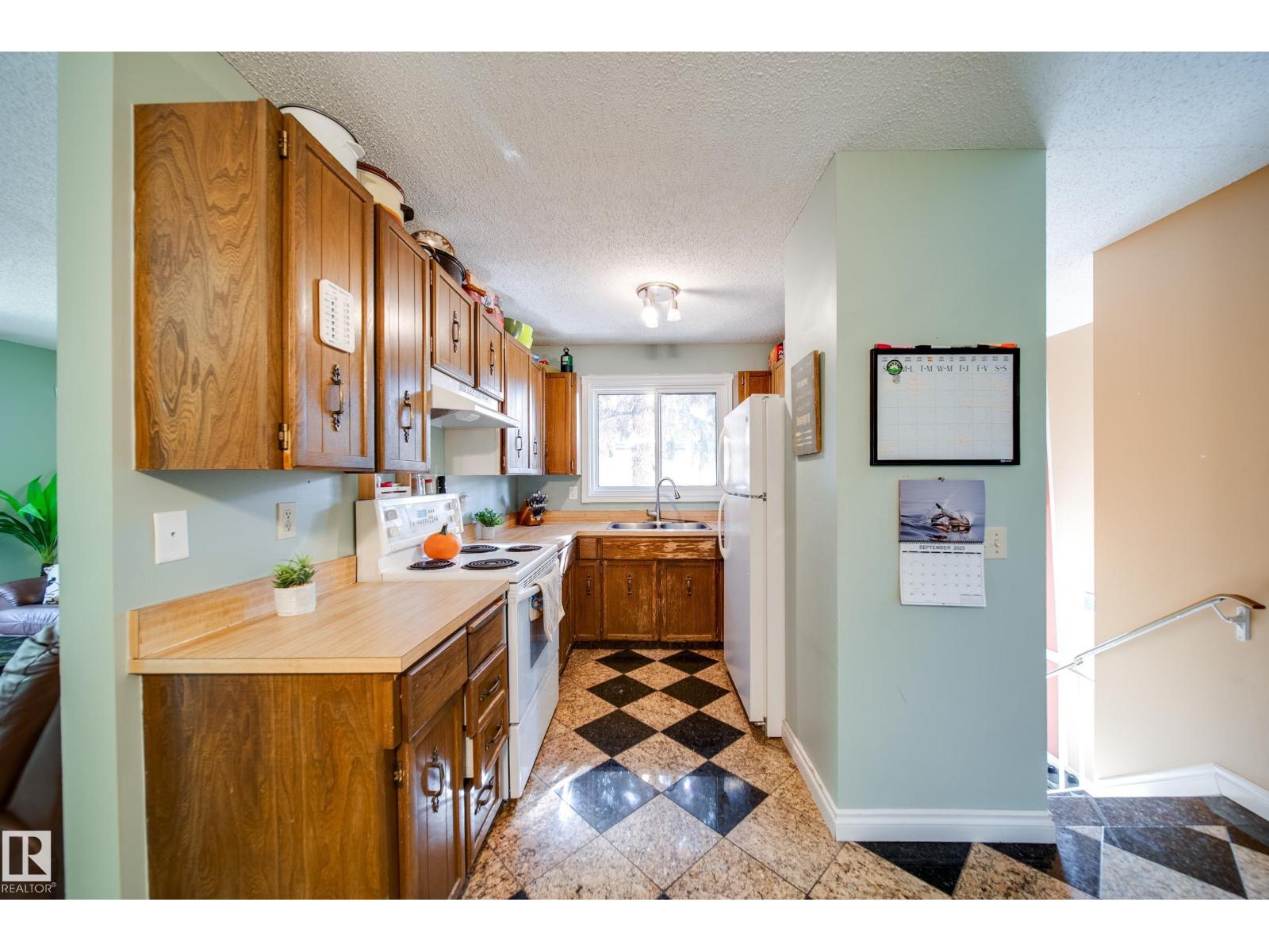 102 Woodvale Rd W Nw, Edmonton, Alberta  T6L 1P7 - Photo 6 - E4460015
