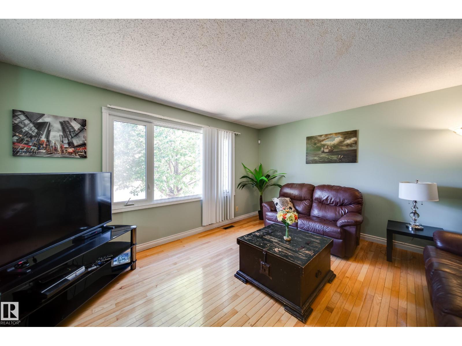 Property at 102 WOODVALE RD W NW image 3