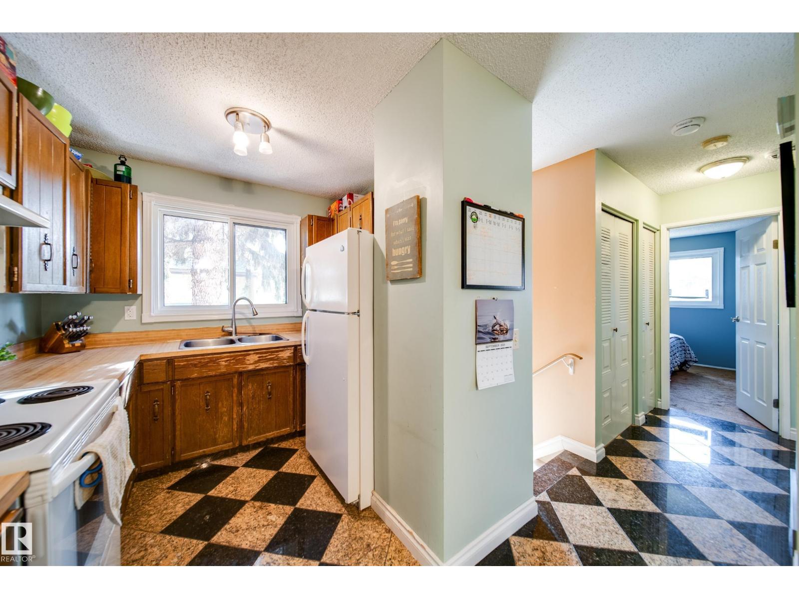 102 Woodvale Rd W Nw, Edmonton, Alberta  T6L 1P7 - Photo 8 - E4460015