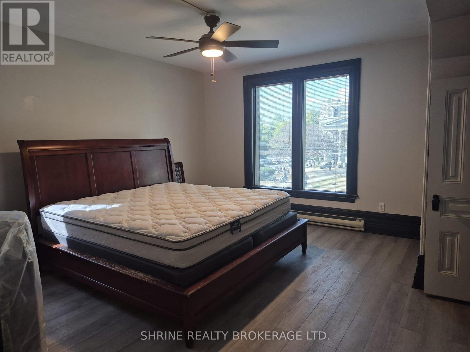 Bedroom 2 - 607 Queens Avenue, London East, Ontario  N6B 1Y9 - Photo 2 - X12468971