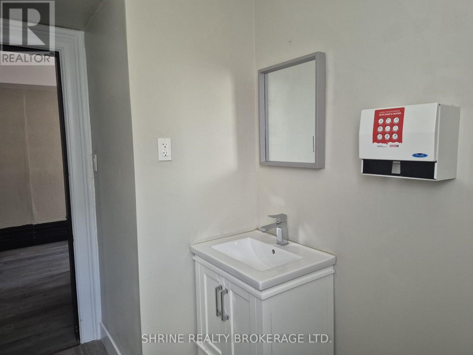 Bedroom 2 - 607 Queens Avenue, London East, Ontario  N6B 1Y9 - Photo 5 - X12468971