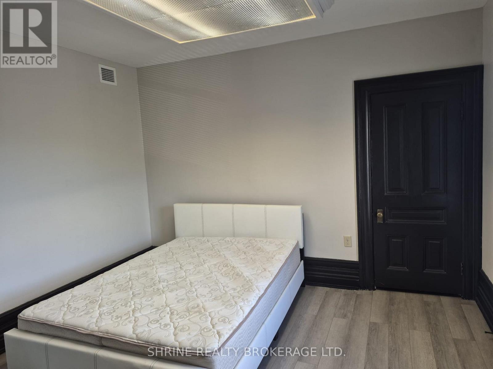 Bedroom 3 - 607 Queens Avenue, London East, Ontario  N6B 1Y9 - Photo 3 - X12468982