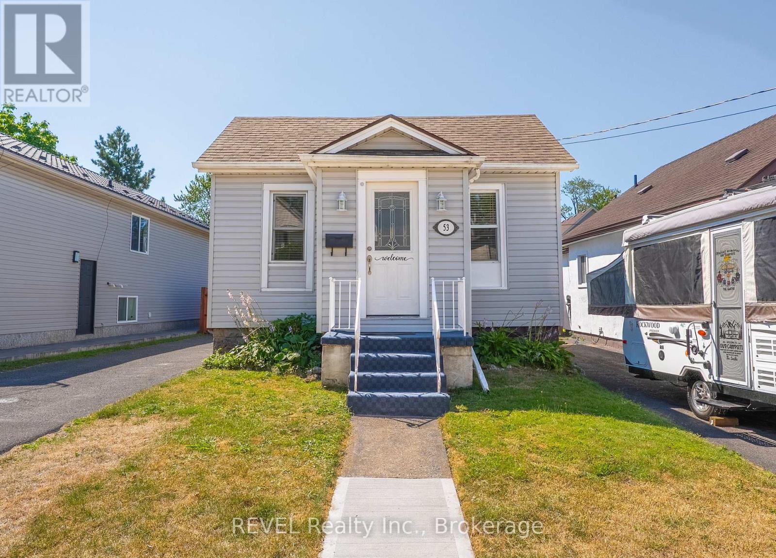 53 Randolph Street, Welland, Ontario  L3B 4C3 - Photo 2 - X12468945