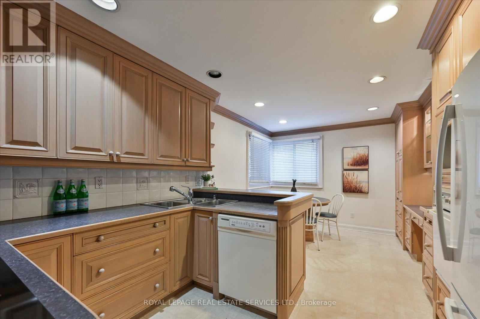 20 Widdicombe Hill, Toronto, Ontario  M9R 1B3 - Photo 13 - W12468837