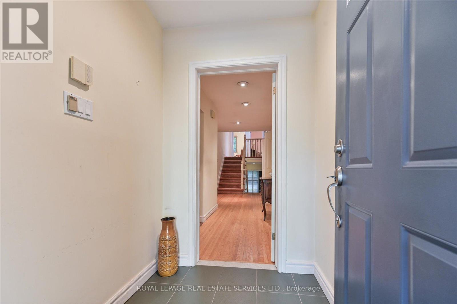 20 Widdicombe Hill, Toronto, Ontario  M9R 1B3 - Photo 4 - W12468837