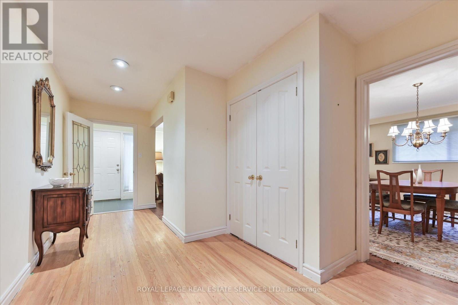 20 Widdicombe Hill, Toronto, Ontario  M9R 1B3 - Photo 5 - W12468837