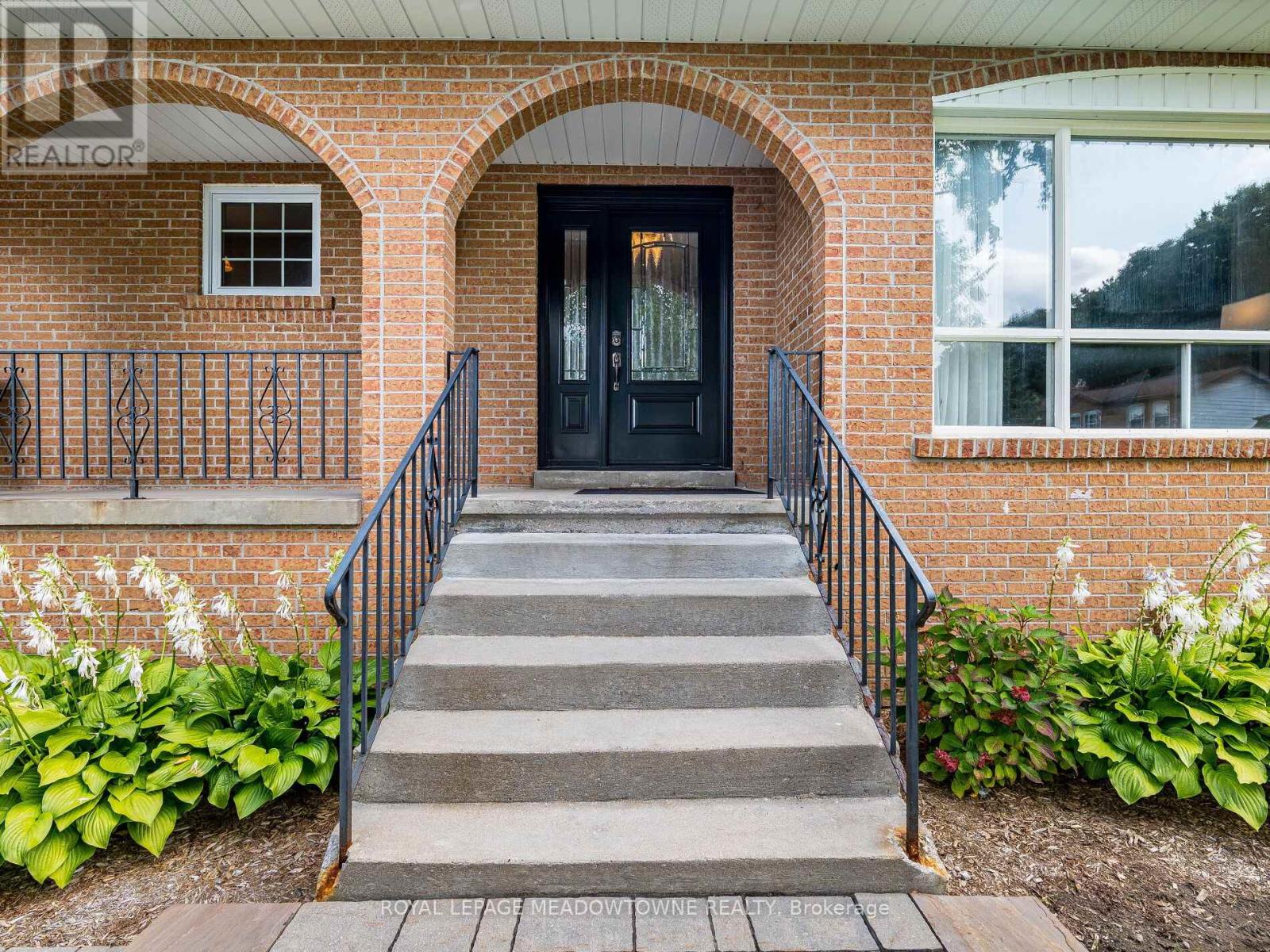 40 Hilltop Drive, Caledon, Ontario  L7C 1H6 - Photo 3 - W12468855