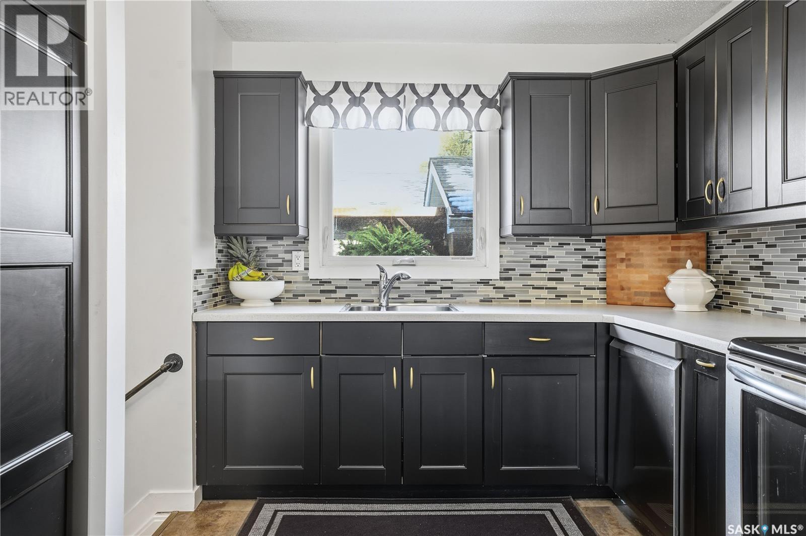 56 Jackson Bay, Regina, Saskatchewan  S4R 6T8 - Photo 6 - SK021000