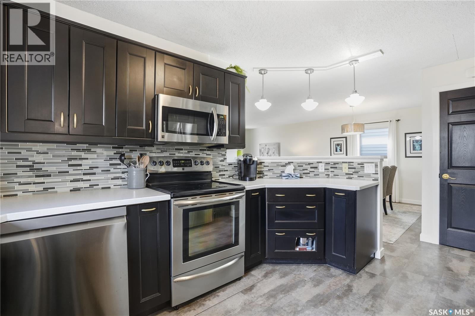 56 Jackson Bay, Regina, Saskatchewan  S4R 6T8 - Photo 8 - SK021000