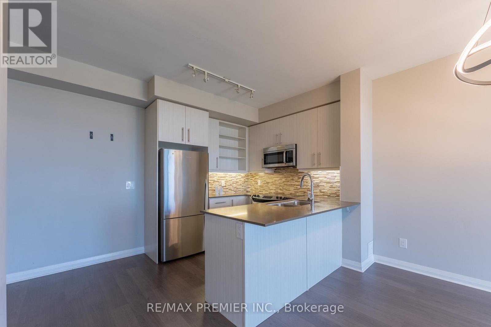 1401 - 55 Oneida Crescent, Richmond Hill, Ontario  L4B 4T9 - Photo 3 - N12469058