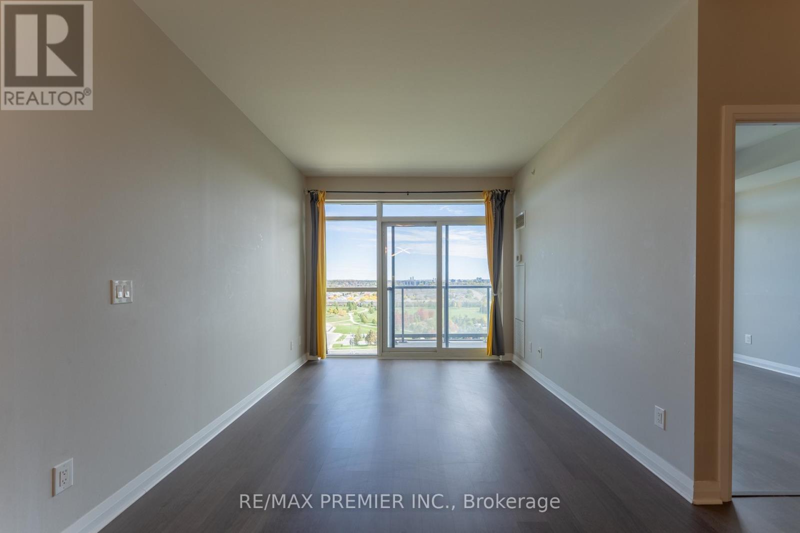 1401 - 55 Oneida Crescent, Richmond Hill, Ontario  L4B 4T9 - Photo 4 - N12469058