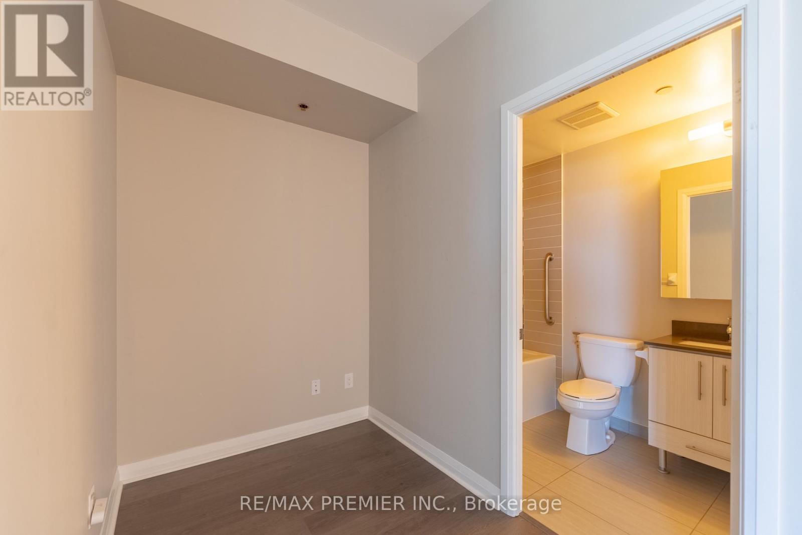 1401 - 55 Oneida Crescent, Richmond Hill, Ontario  L4B 4T9 - Photo 5 - N12469058