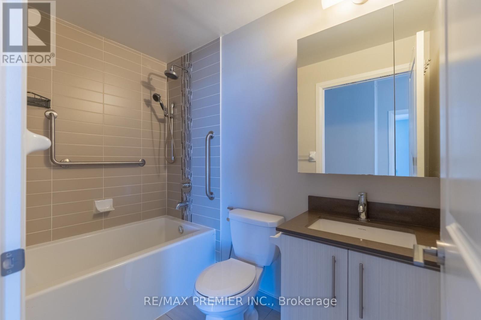 1401 - 55 Oneida Crescent, Richmond Hill, Ontario  L4B 4T9 - Photo 6 - N12469058