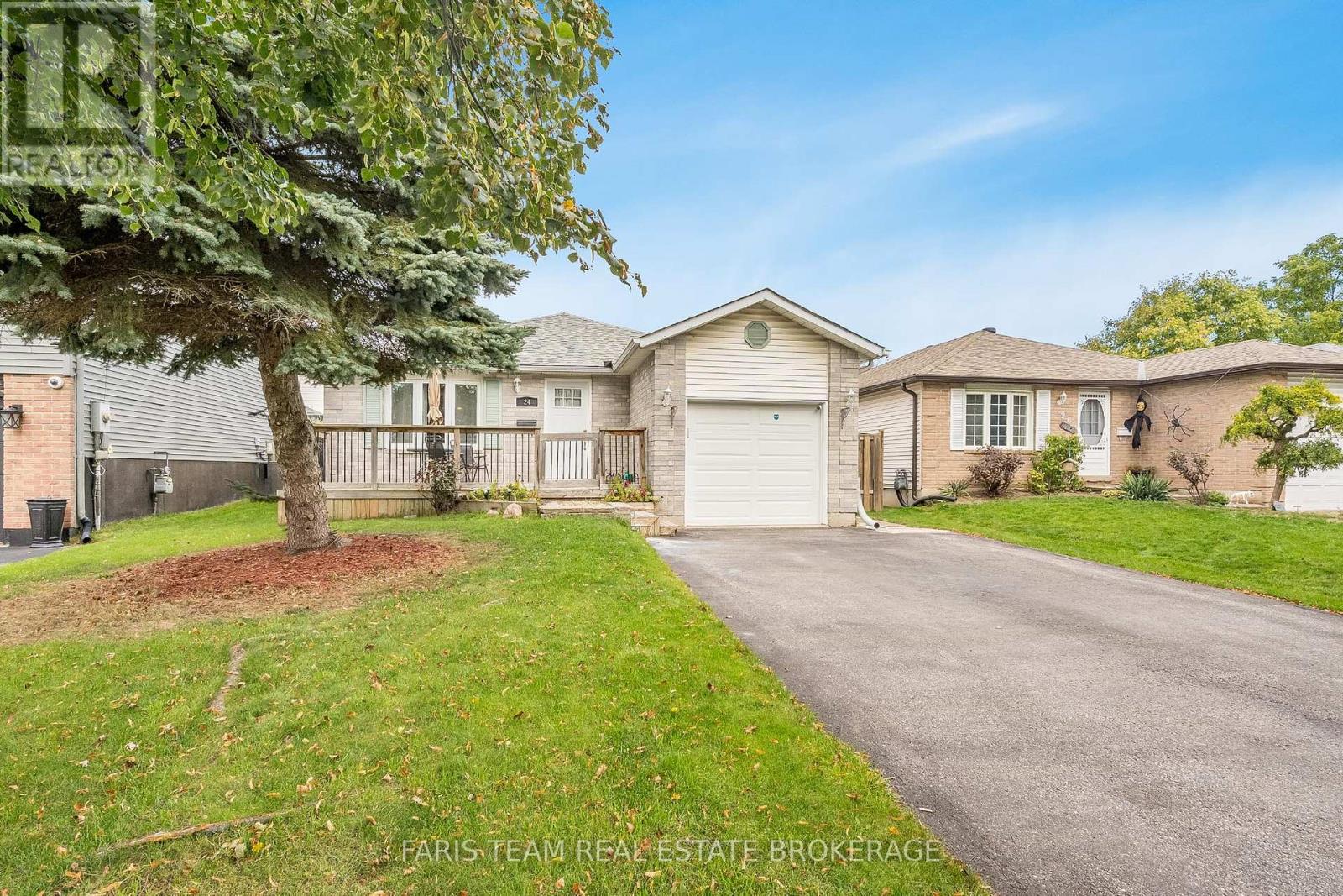 24 Laurie Crescent, Barrie, Ontario  L4M 6C7 - Photo 2 - S12469004
