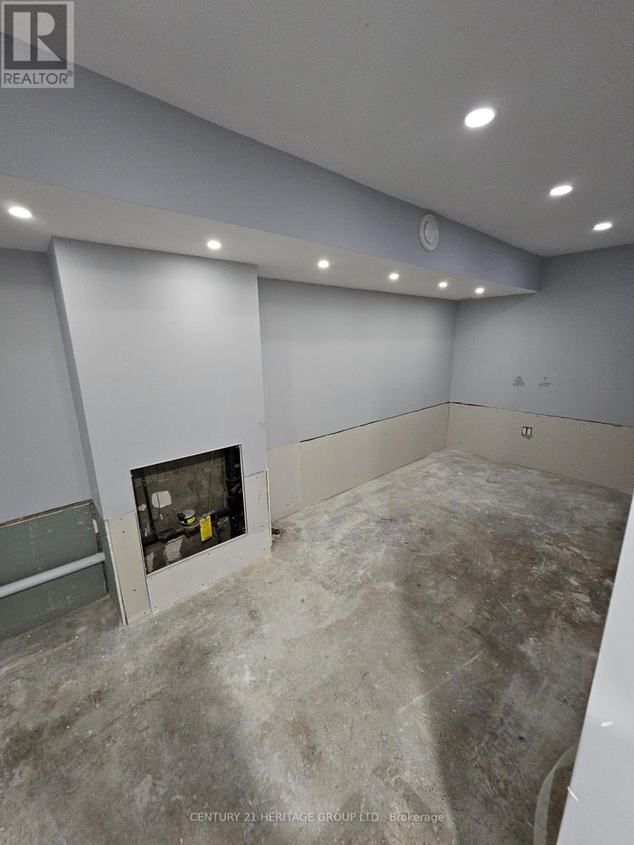 734 Wilson Avenue, Toronto, Ontario  M3K 1E2 - Photo 9 - W12468988
