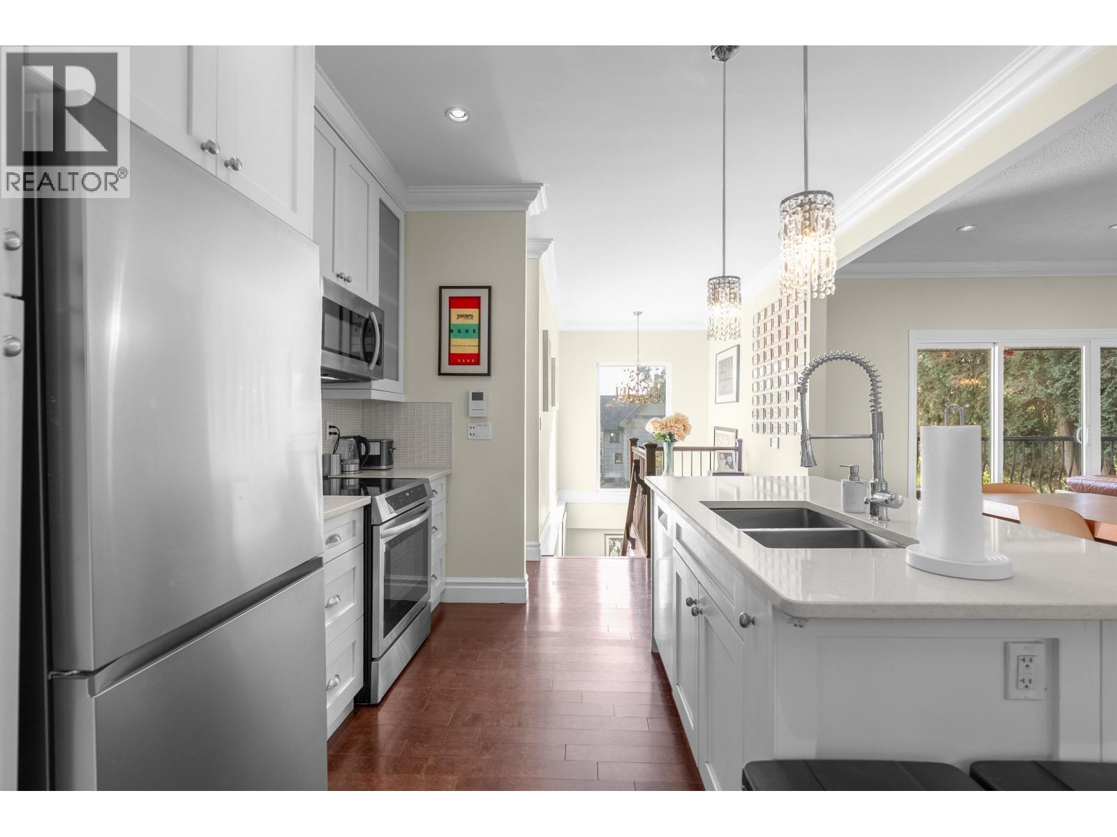 324 E 24th Street, North Vancouver, British Columbia  V7L 3E8 - Photo 2 - R3059574