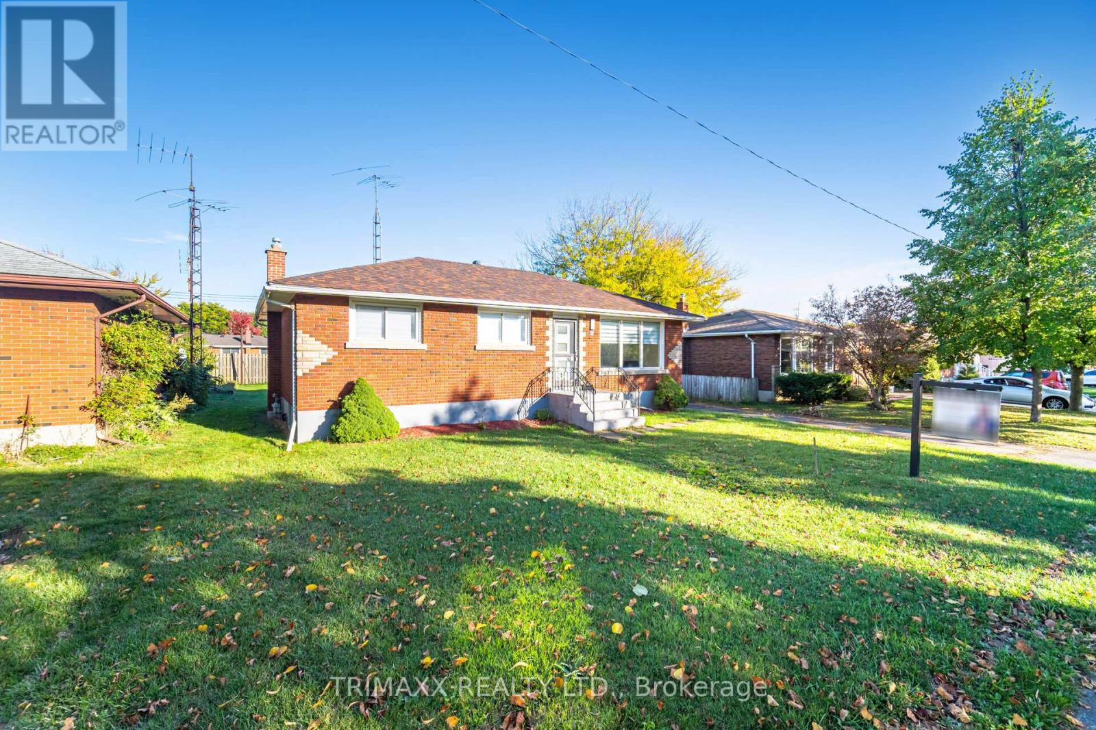 60 Parkdale Drive, Thorold, Ontario  L2V 2N6 - Photo 3 - X12468946