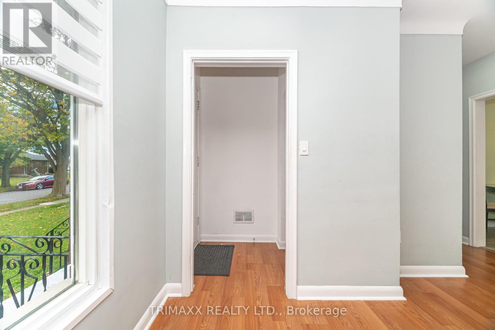 60 Parkdale Drive, Thorold, Ontario  L2V 2N6 - Photo 4 - X12468946