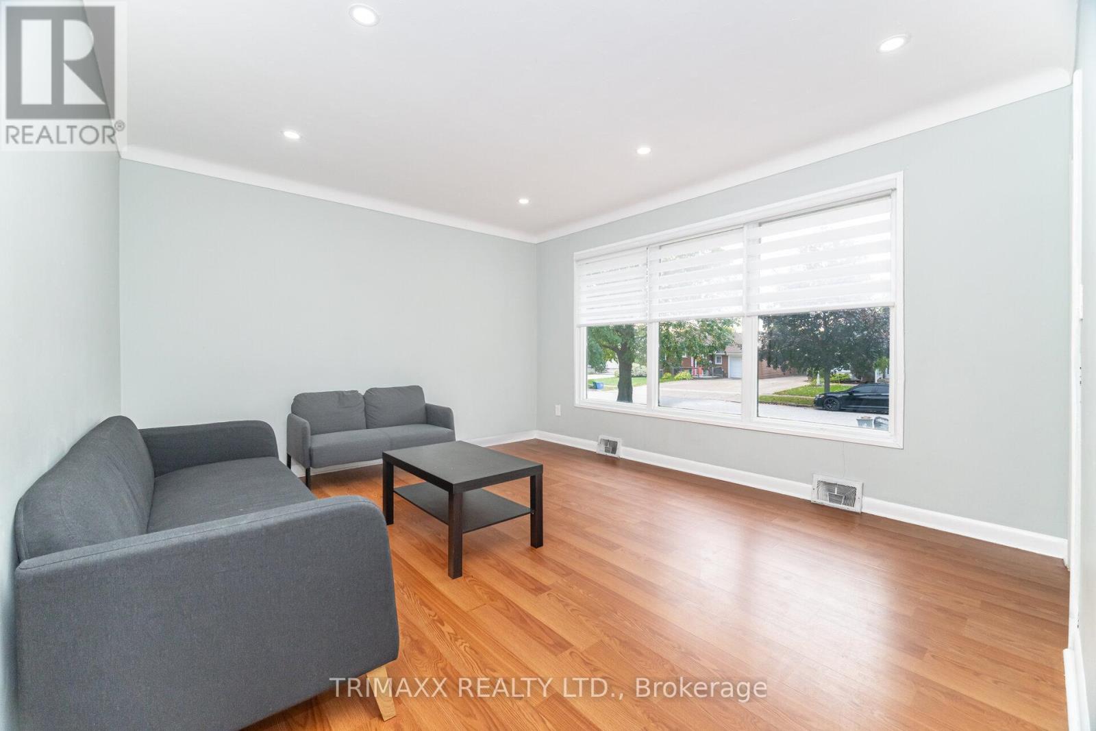 60 Parkdale Drive, Thorold, Ontario  L2V 2N6 - Photo 6 - X12468946