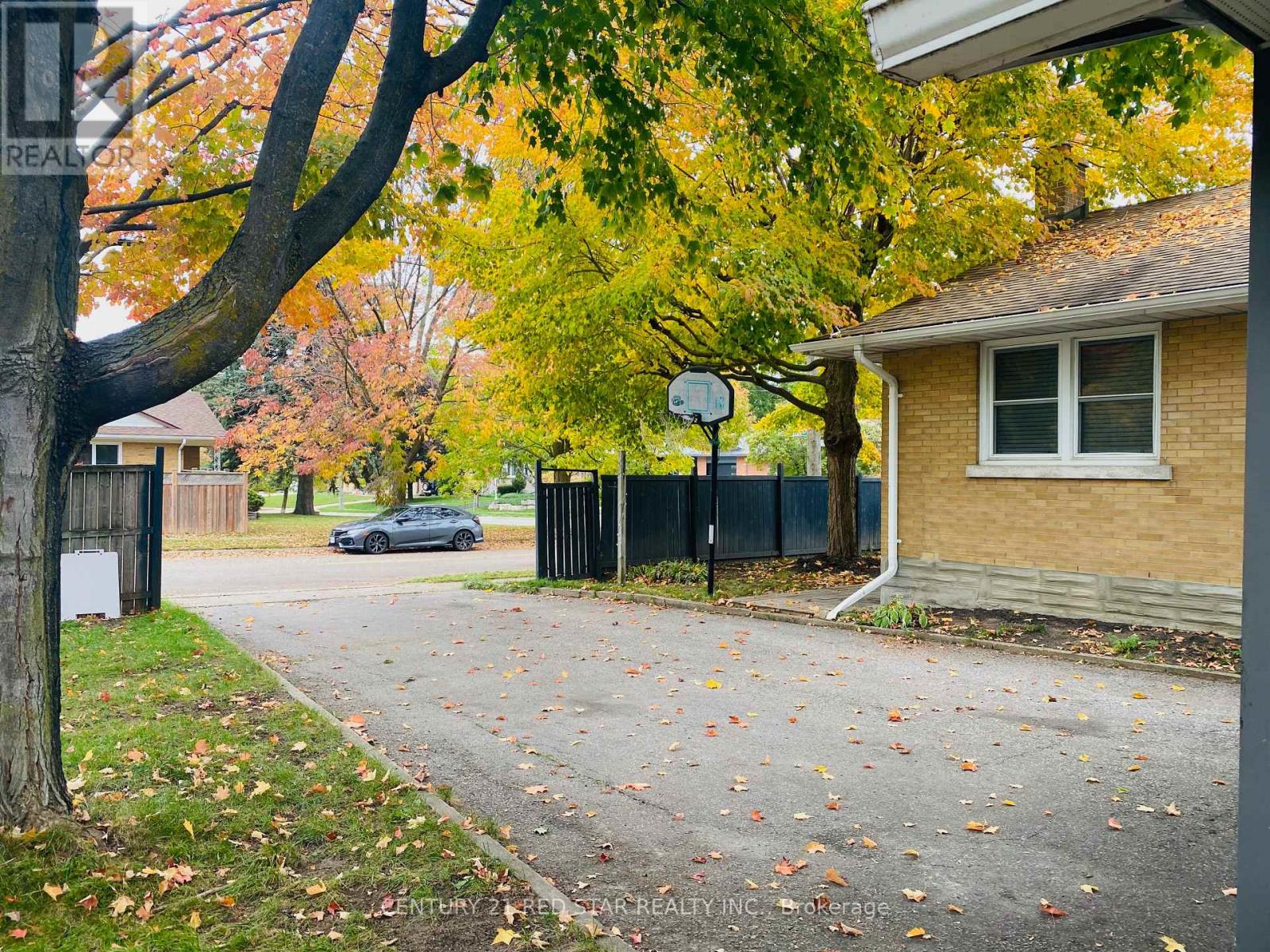 107 Ellis Crescent S, Waterloo, Ontario  N2J 2C1 - Photo 2 - X12468645
