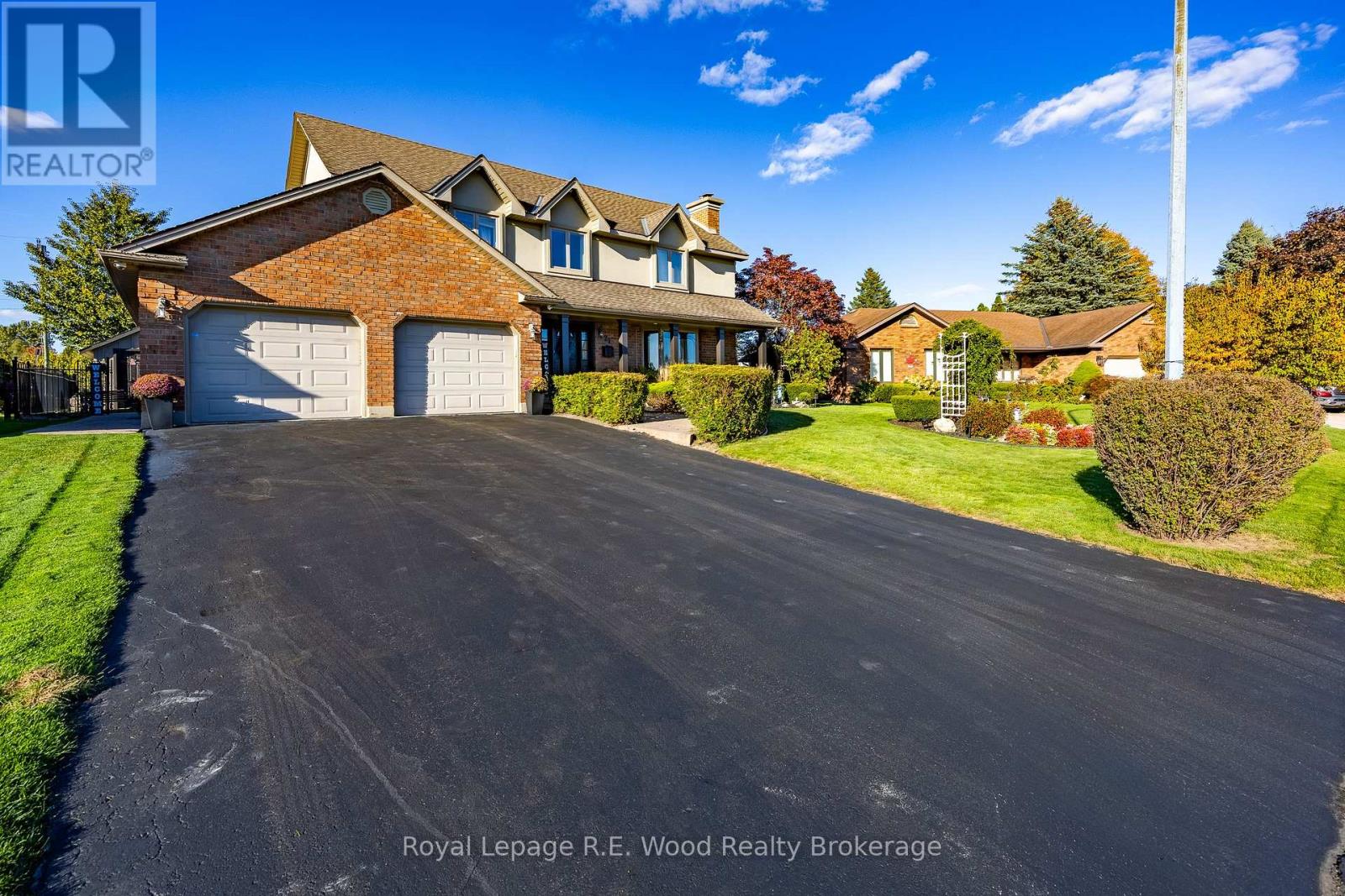 21 Thomas Avenue, Tillsonburg, Ontario  N4G 5K8 - Photo 2 - X12469105