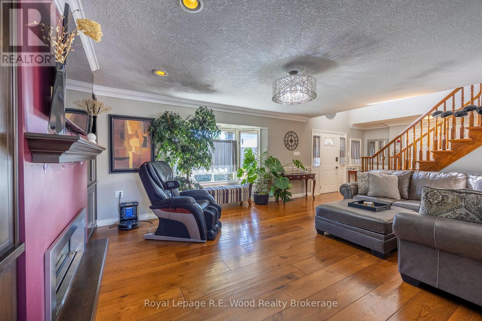 21 Thomas Avenue, Tillsonburg, Ontario  N4G 5K8 - Photo 7 - X12469105