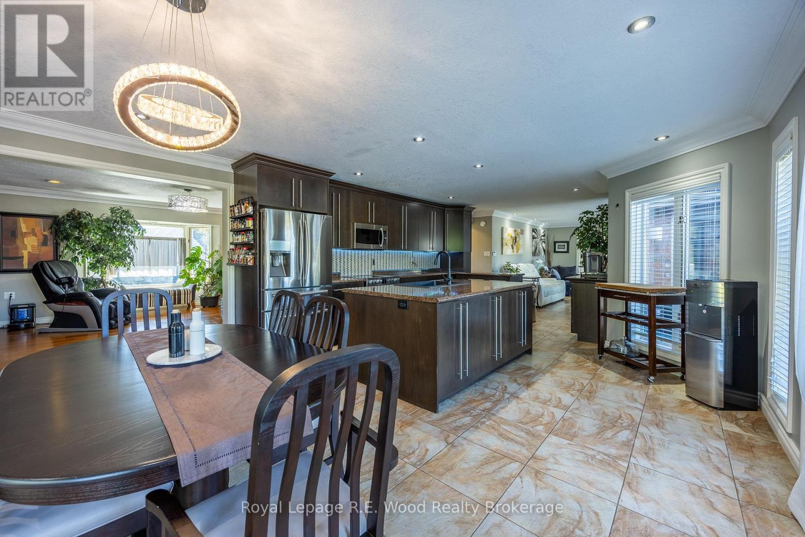 21 Thomas Avenue, Tillsonburg, Ontario  N4G 5K8 - Photo 9 - X12469105