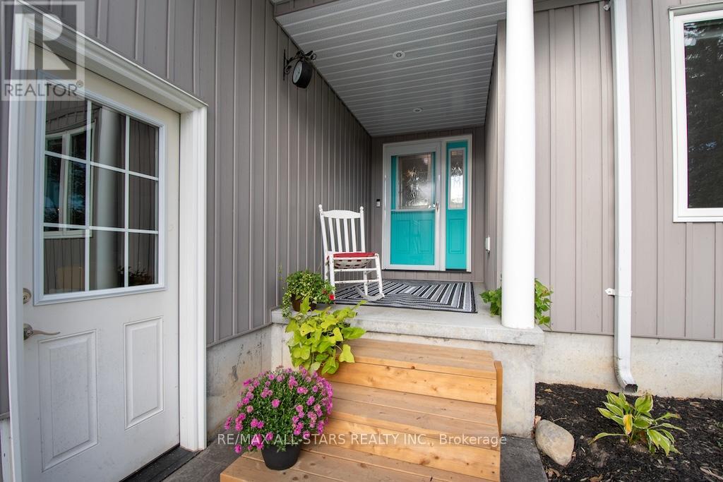 120 Victoria Drive, Kawartha Lakes (Fenelon), Ontario  K0M 1G0 - Photo 2 - X12469178