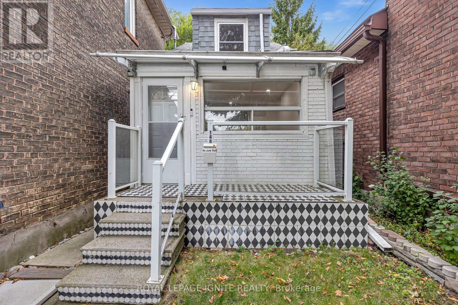 148 BARRINGTON AVENUE, Toronto, Ontario