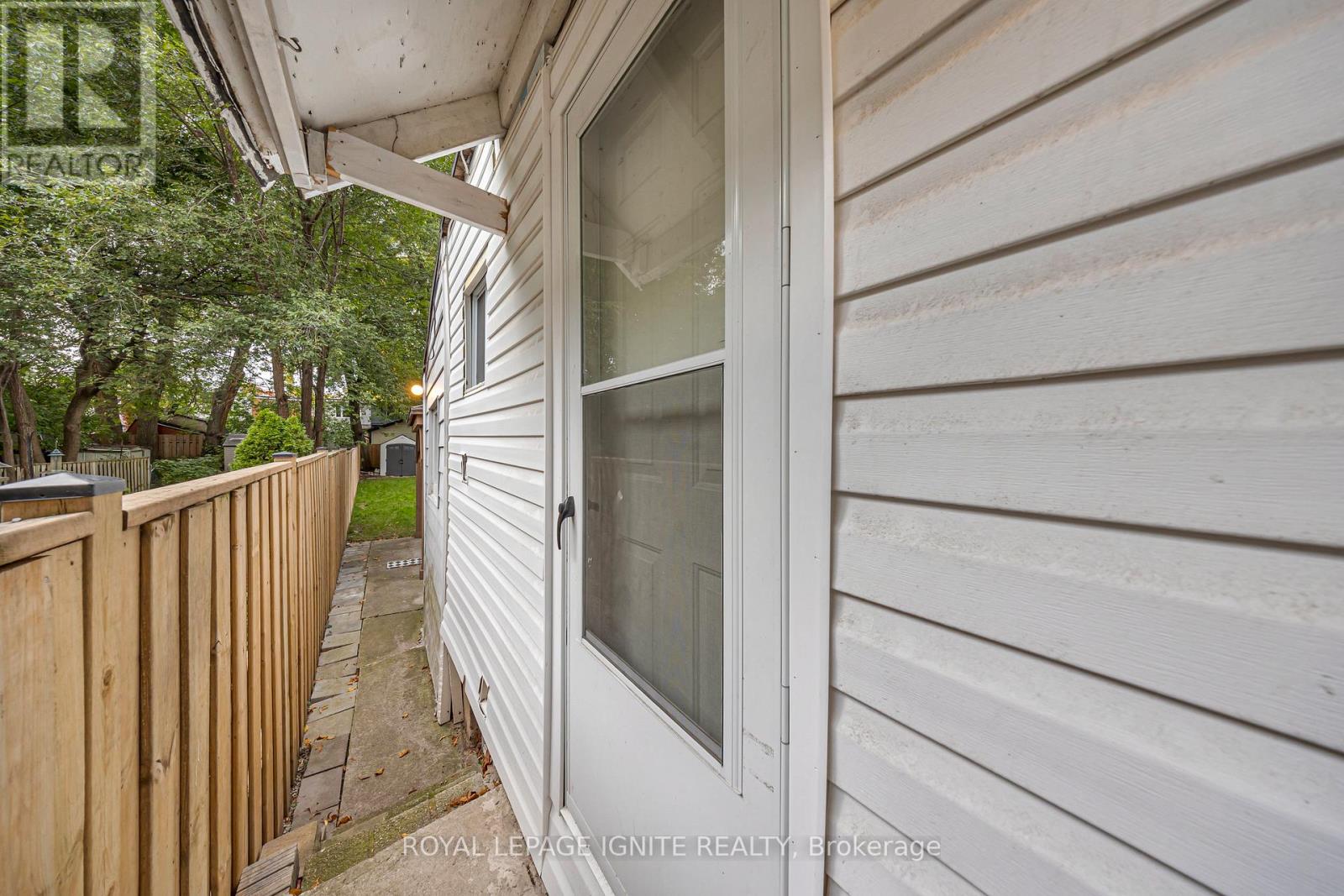 148 Barrington Avenue, Toronto, Ontario  M4C 4Z2 - Photo 2 - E12469124