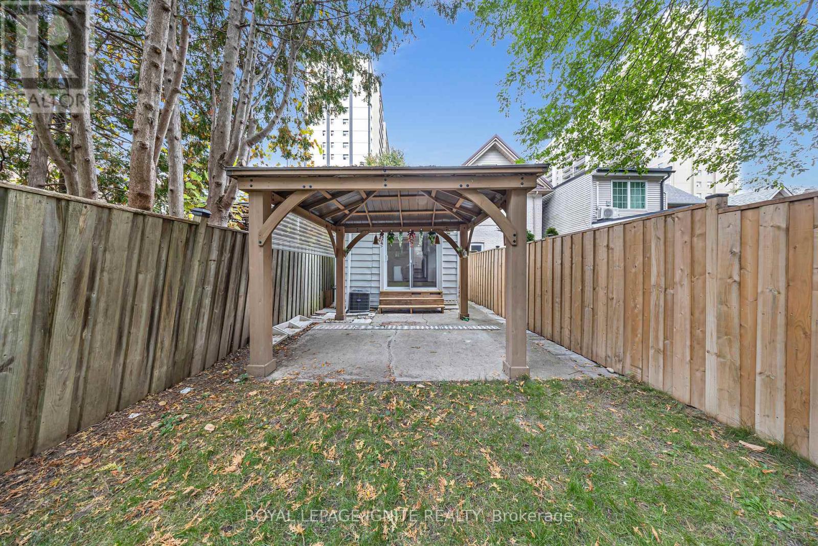 148 Barrington Avenue, Toronto, Ontario  M4C 4Z2 - Photo 4 - E12469124