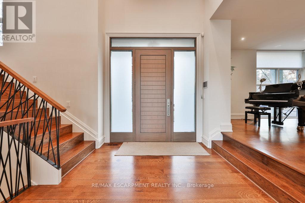 1293 Woodland Avenue, Mississauga, Ontario  L5G 2Y1 - Photo 4 - W12465987