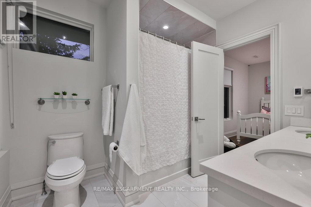 1293 Woodland Avenue, Mississauga, Ontario  L5G 2Y1 - Photo 32 - W12465987